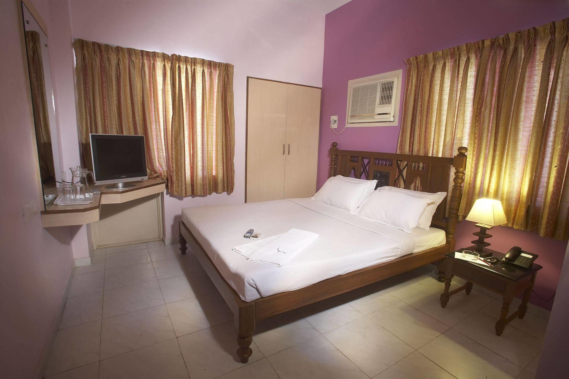 Hotel Crescent Inn Chennai Esterno foto