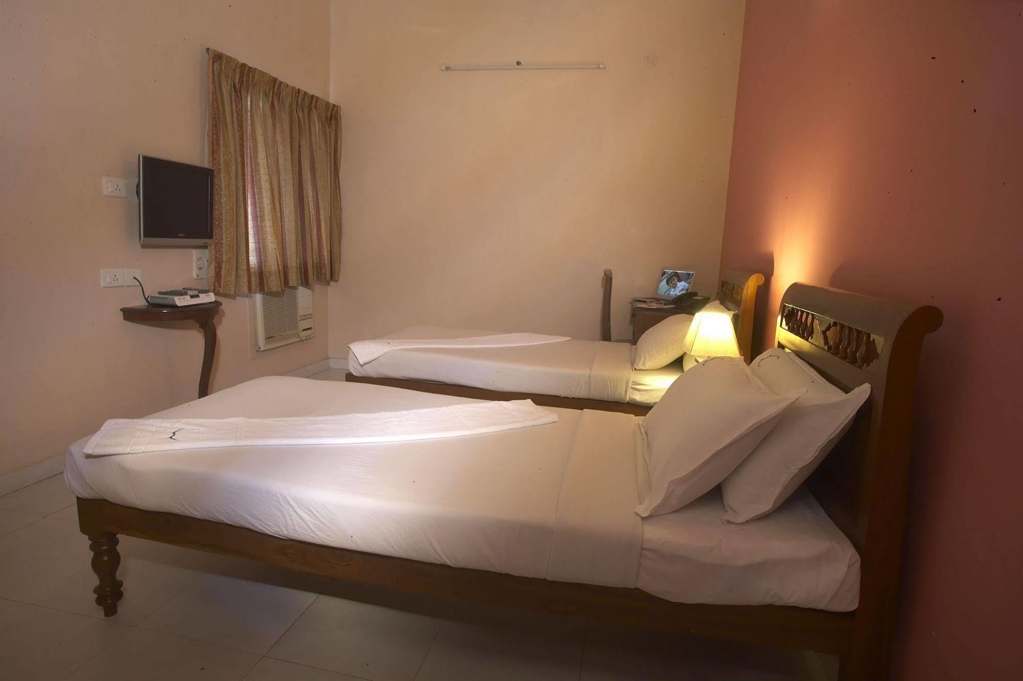 Hotel Crescent Inn Chennai Esterno foto