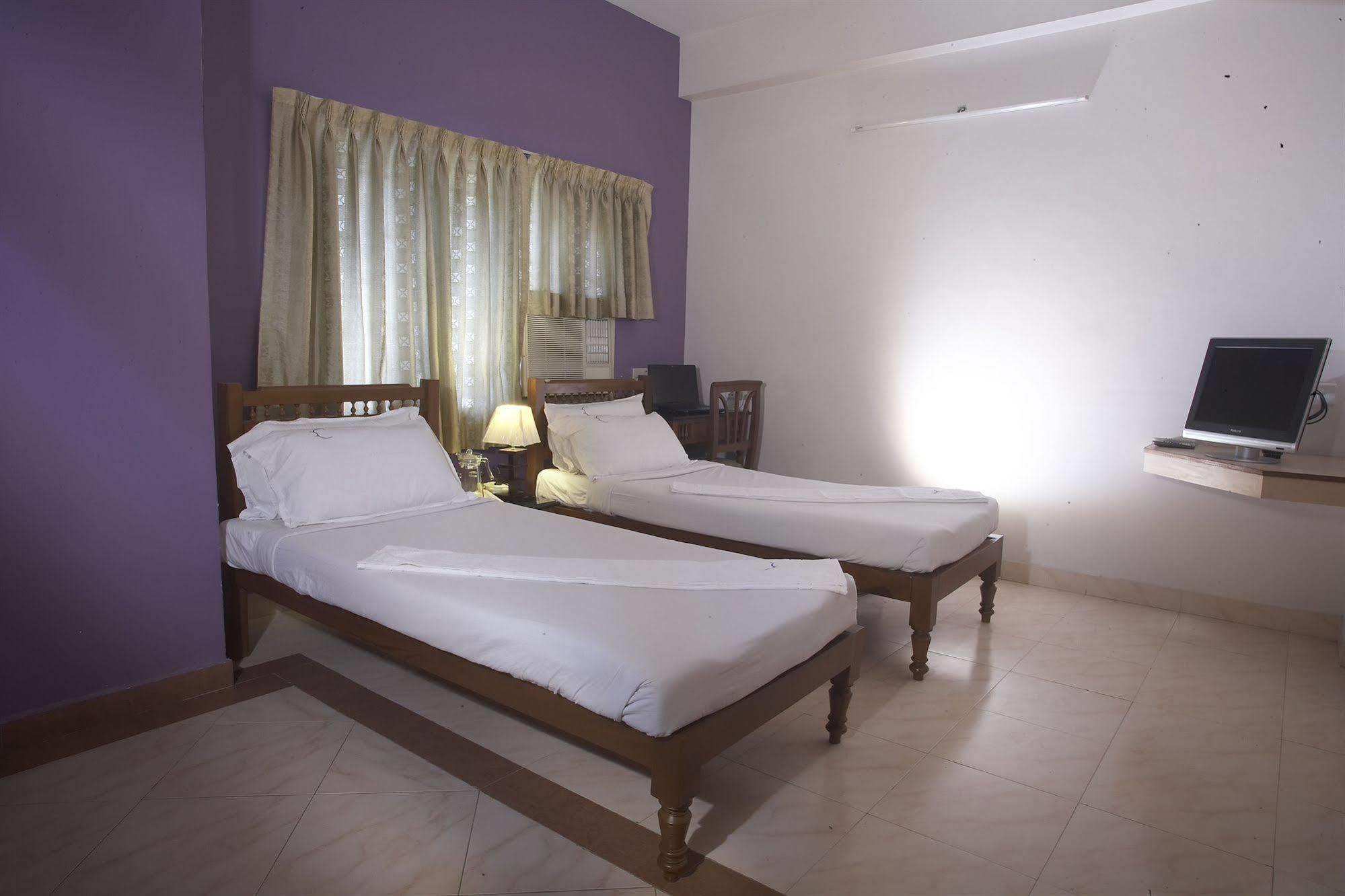 Hotel Crescent Inn Chennai Esterno foto