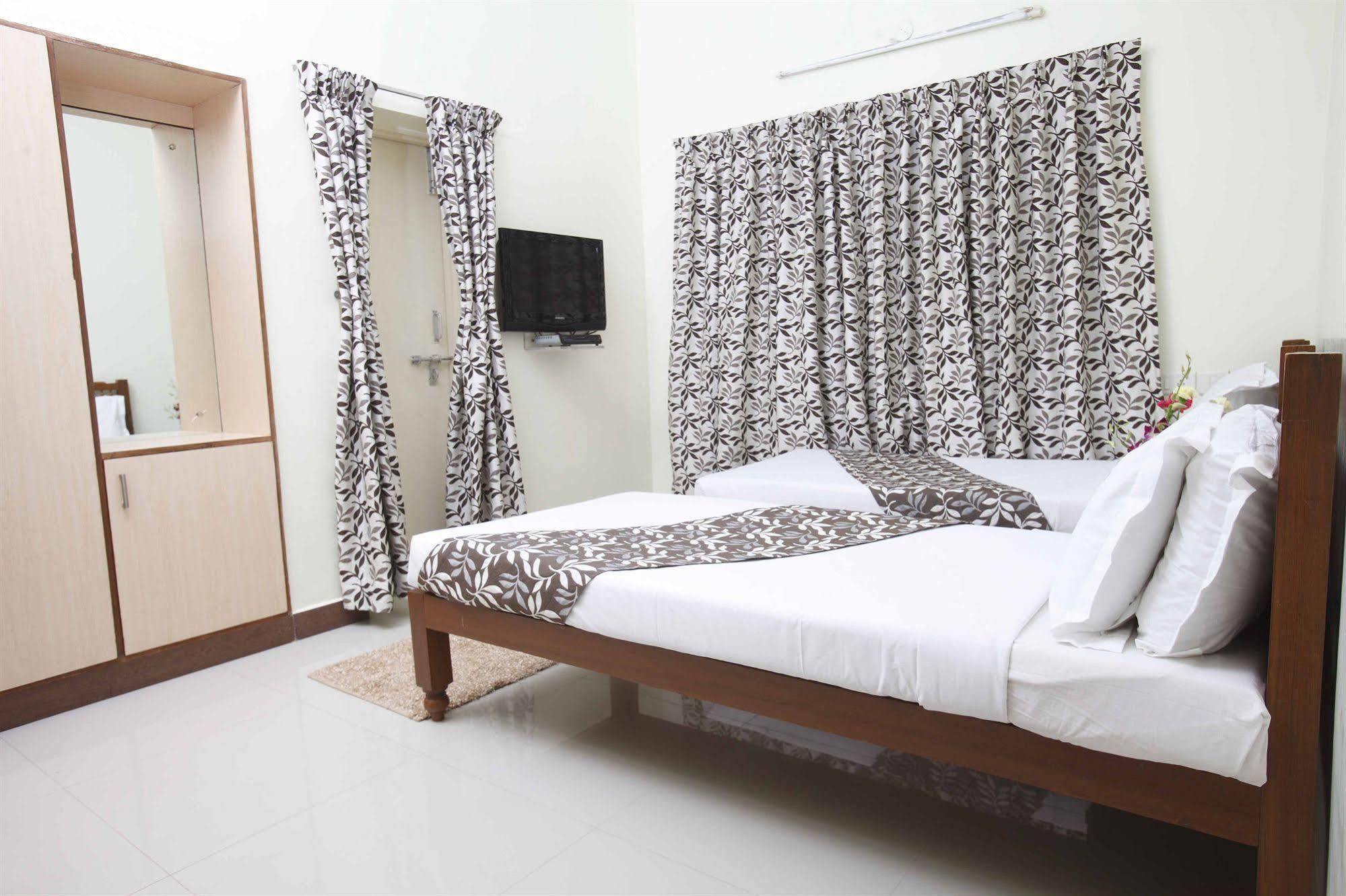 Hotel Crescent Inn Chennai Esterno foto
