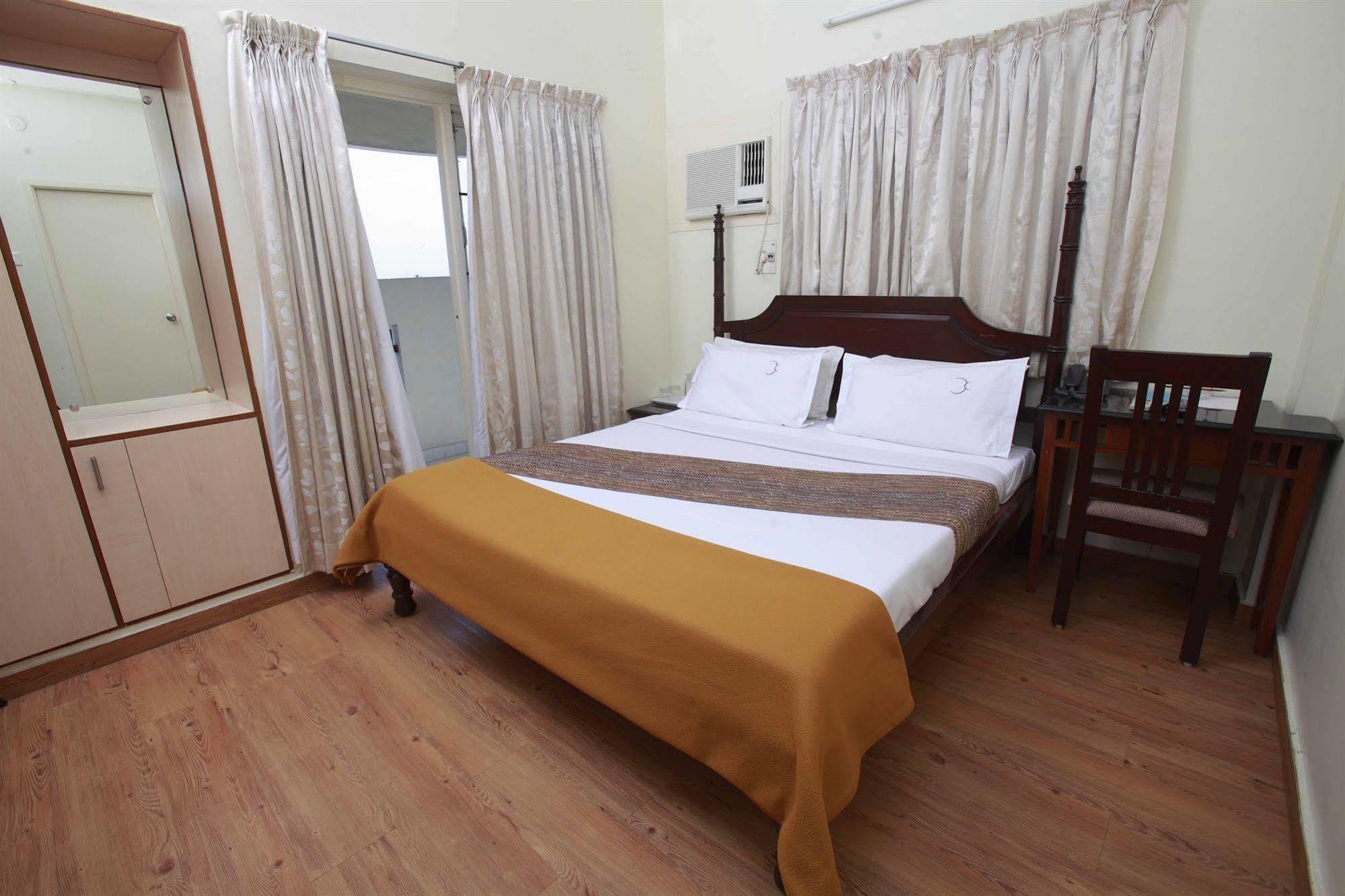 Hotel Crescent Inn Chennai Esterno foto