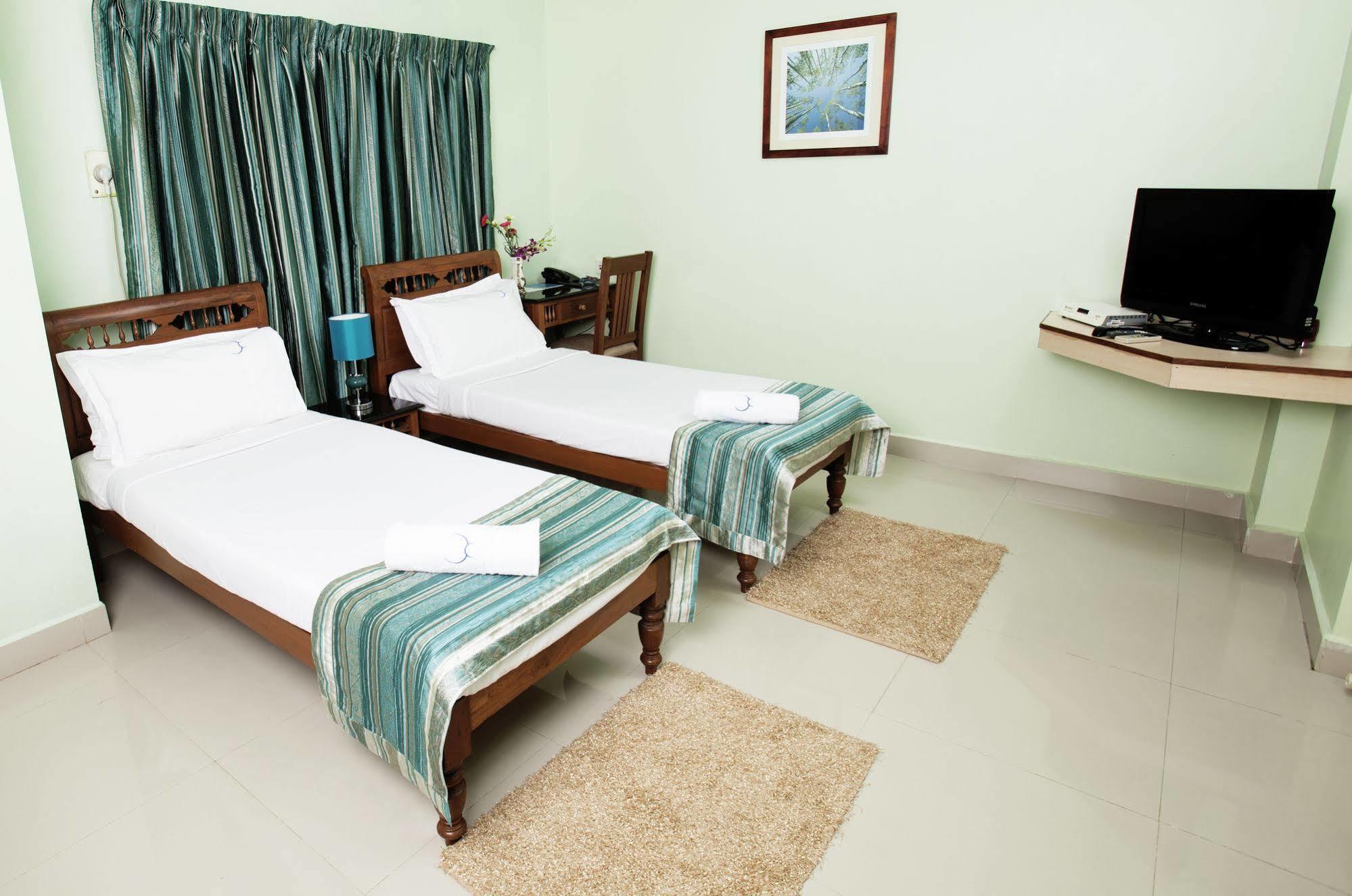 Hotel Crescent Inn Chennai Esterno foto
